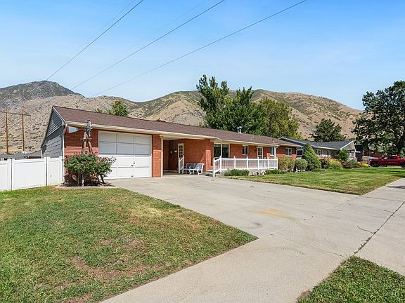 5th image of 1079 E Hillcrest Dr
