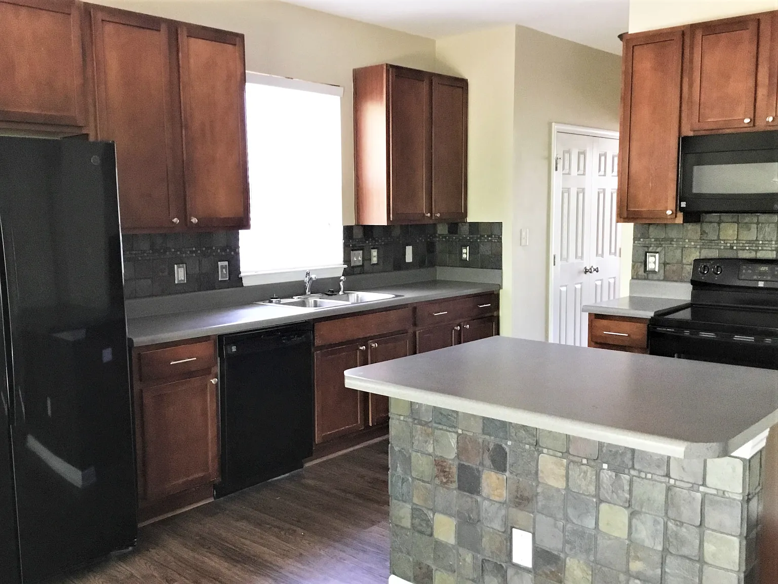 3 bed, 2.5 bath, 1954 sqft, $2,230 — Photo 2