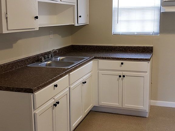 3rd image of 610 Honeysuckle St