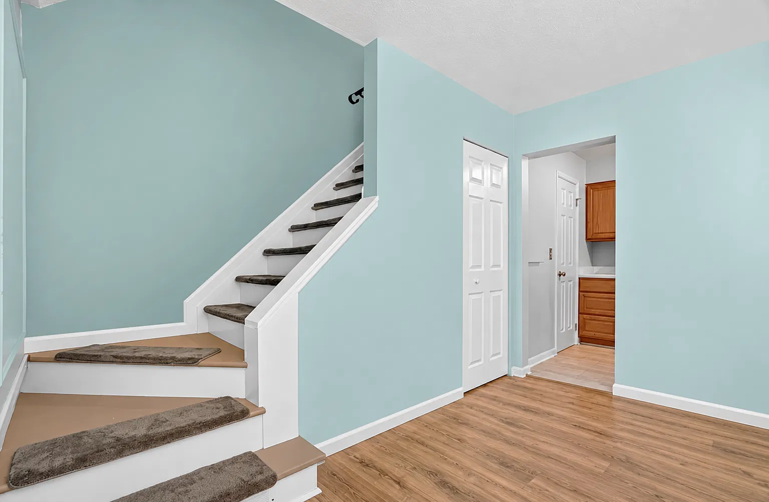 3 bed, 1.5 bath, 1380 sqft, $2,000 — Photo 3