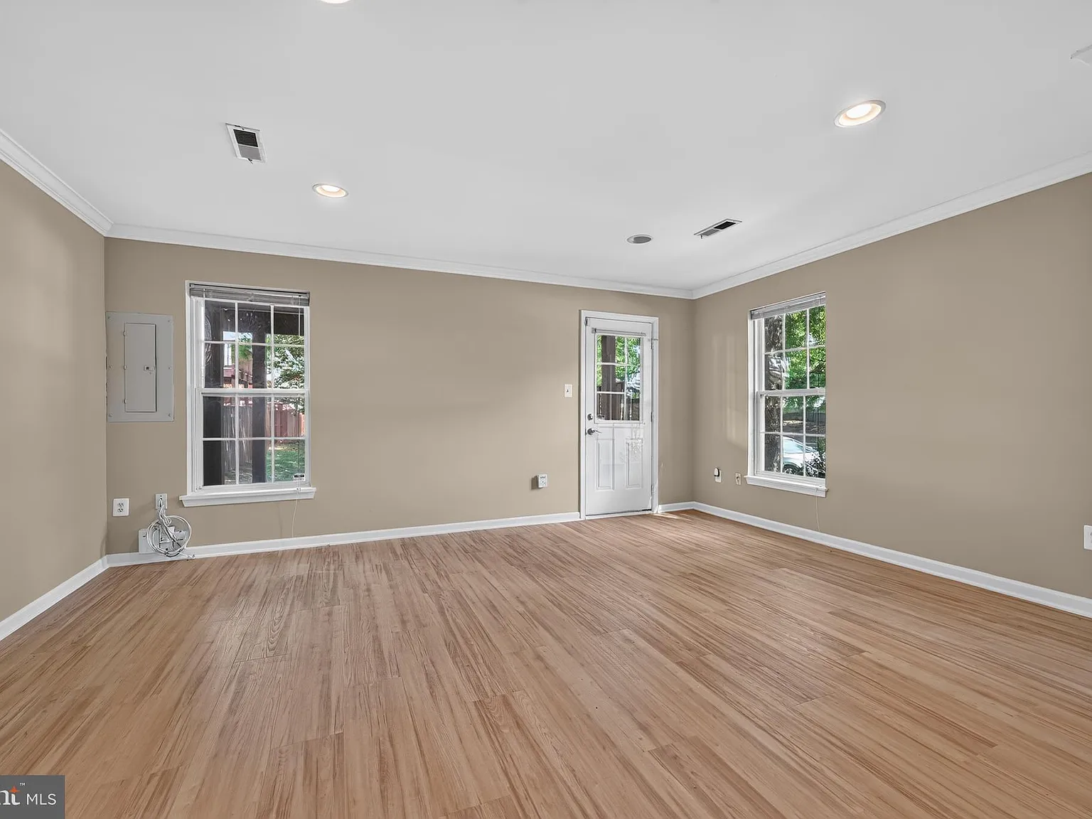 3 bed, 4.0 bath, 2014 sqft, $3,400 — Photo 4