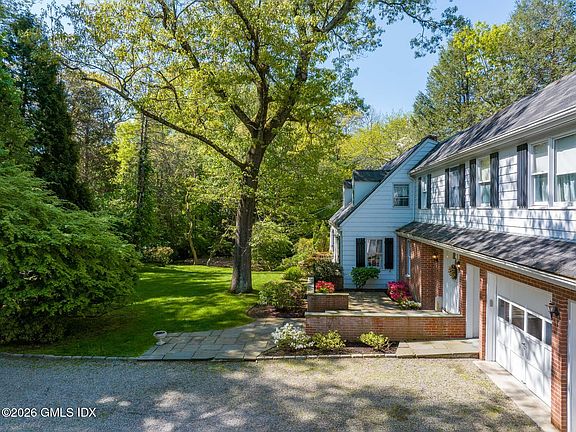 2nd image of 16 Vineyard Ln