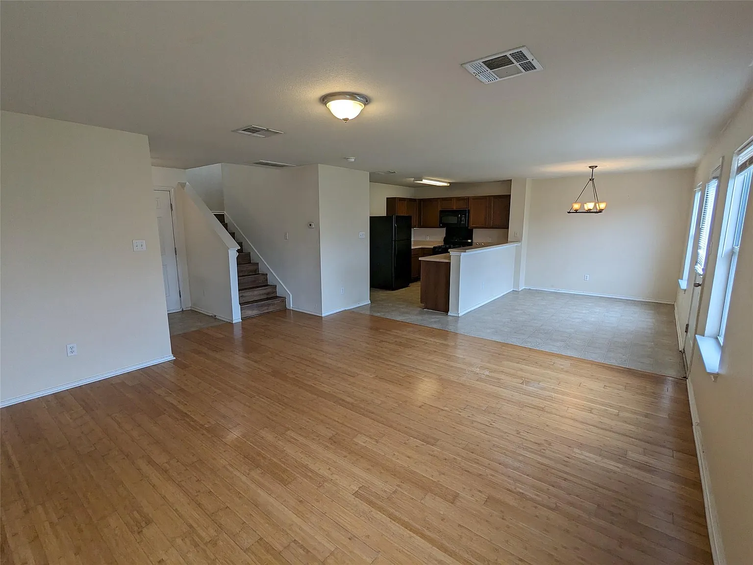 3 bed, 2.5 bath, 1700 sqft, $1,950 — Photo 4