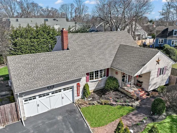 25 Mc Cue Lane, Babylon, NY 11702