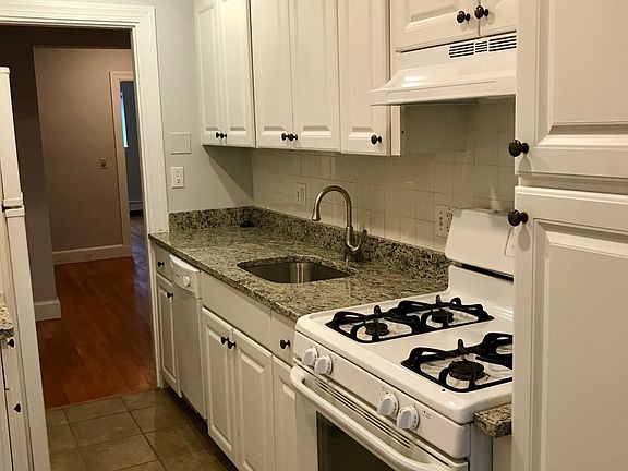 3rd image of 8 Mount Ida St
