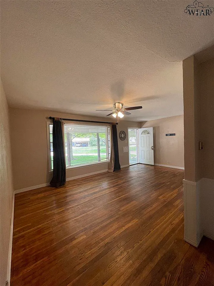 2 bed, 1.0 bath, 1180 sqft, $1,100 — Photo 3