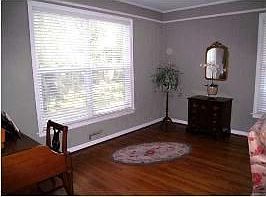Dining room fits a large family 