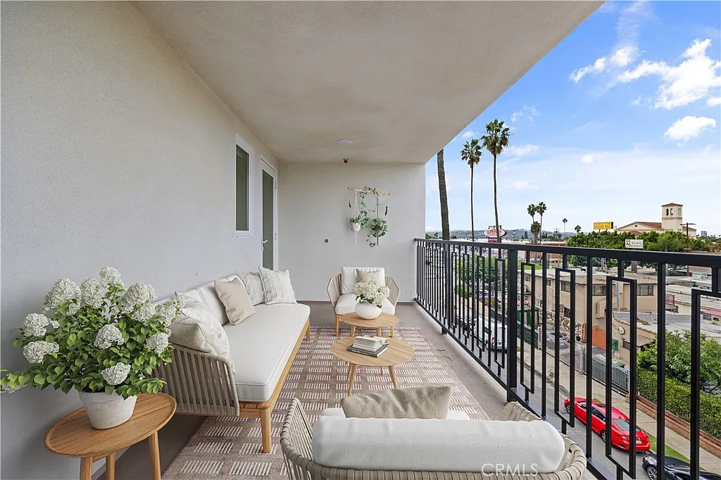 3 bed, 957 sqft, $5,454 — Photo 2