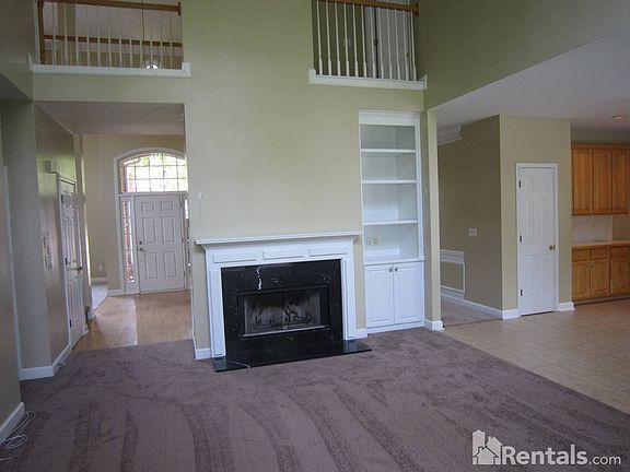 Family Room 2-story w/Fireplac