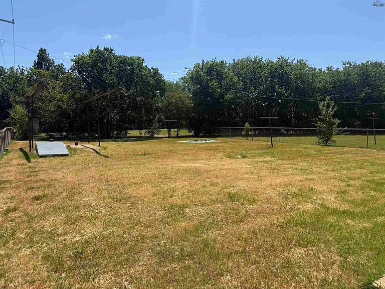 1901 Hines Blvd — Photo 13