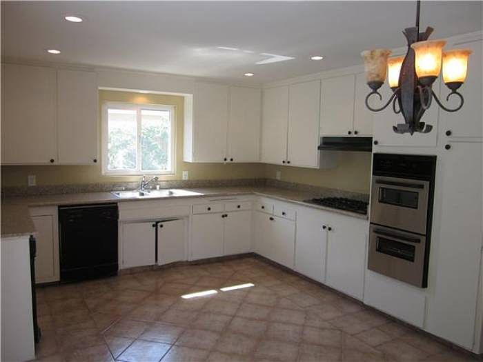 2nd image of 3251 Roberta Ln