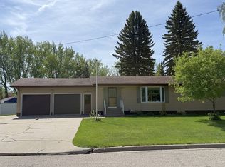 1512 Sweetwater Dr NE, Devils Lake, ND 58301