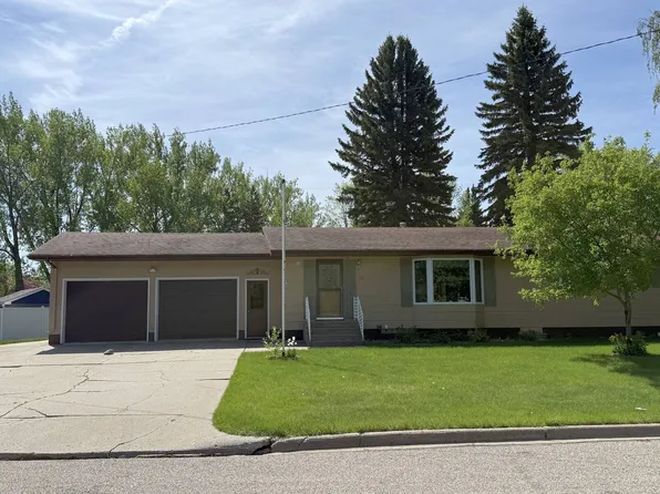 1512 Sweetwater Dr NE, Devils Lake, ND 58301
