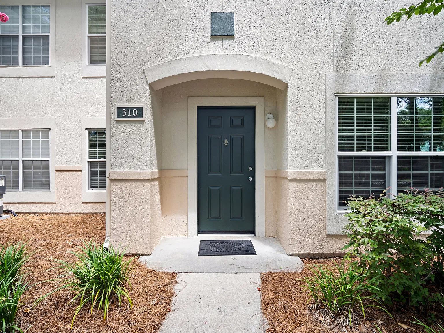 2 bed, 1001 sqft, $1,800 — Photo 2