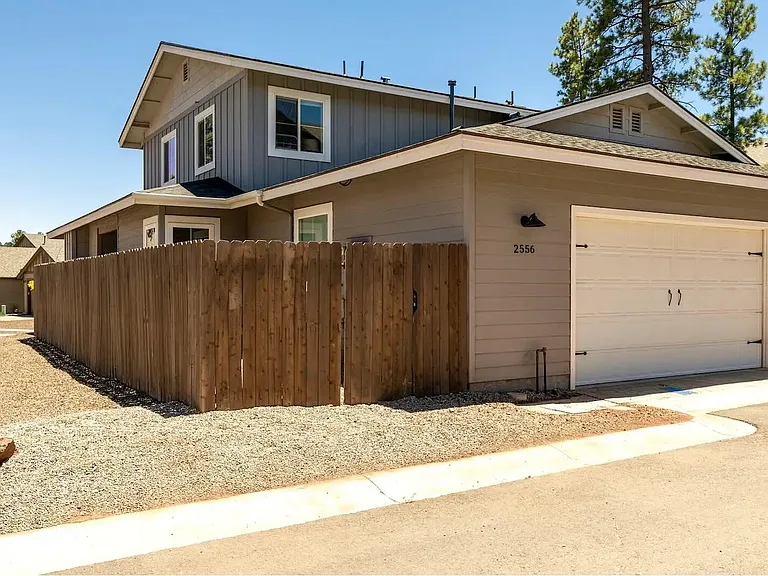2556 W Clement Cir — Photo 36