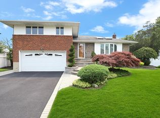 25 Eaton Rd, Syosset, NY 11791