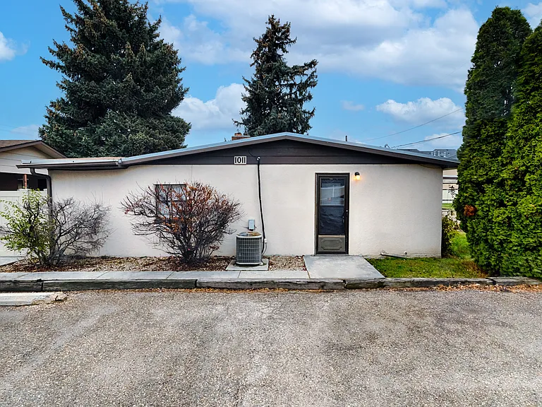 1011 W Willow Ave — Photo 1