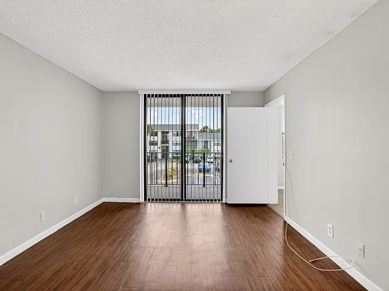 738 Executive Center Dr #21-10-21 — Photo 10