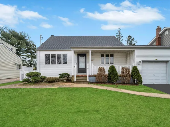 348 Heathcote Road, Lindenhurst, NY 11757