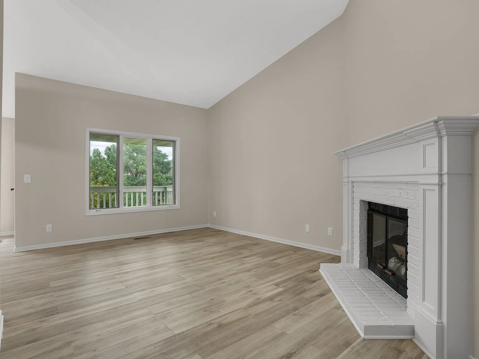 2 bed, 1080 sqft, $1,900 — Photo 2