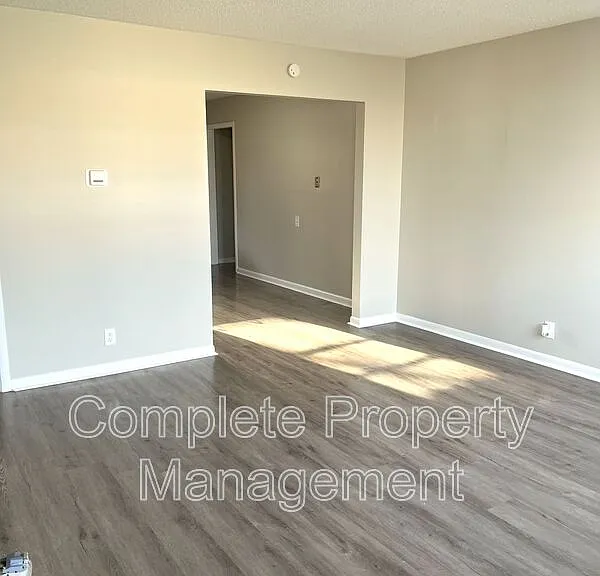 1108 Hall St — Photo 4
