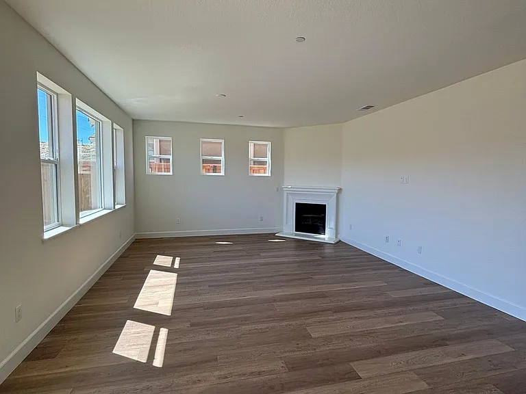 477 Trillium Ct — Photo 6