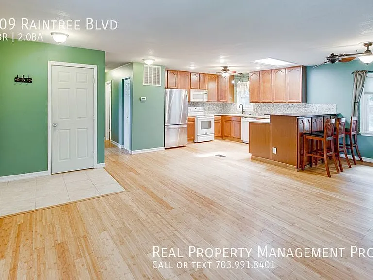 209 Raintree Blvd — Photo 6