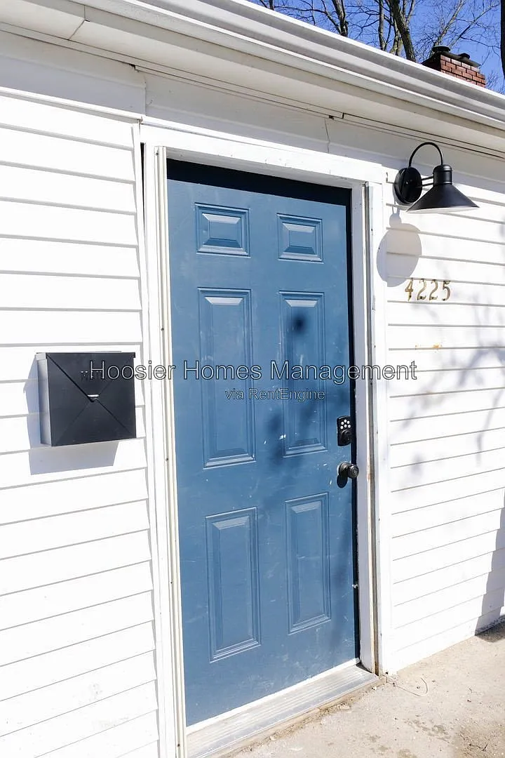 2 bed, 1.0 bath, 1050 sqft, $1,200 — Photo 1