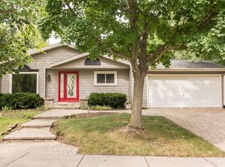 1135 Daisy Ln, Naperville, IL 60564