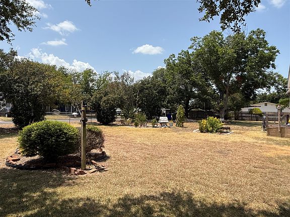 3rd image of 2233 Park Lake Dr