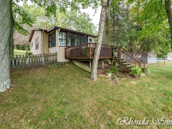11432 Lakeshore Dr, Lakeview, MI 48850