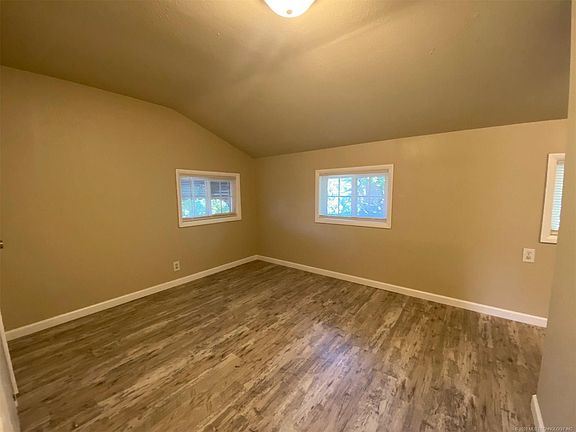 4th image of 1547 S Knoxville Ave #B