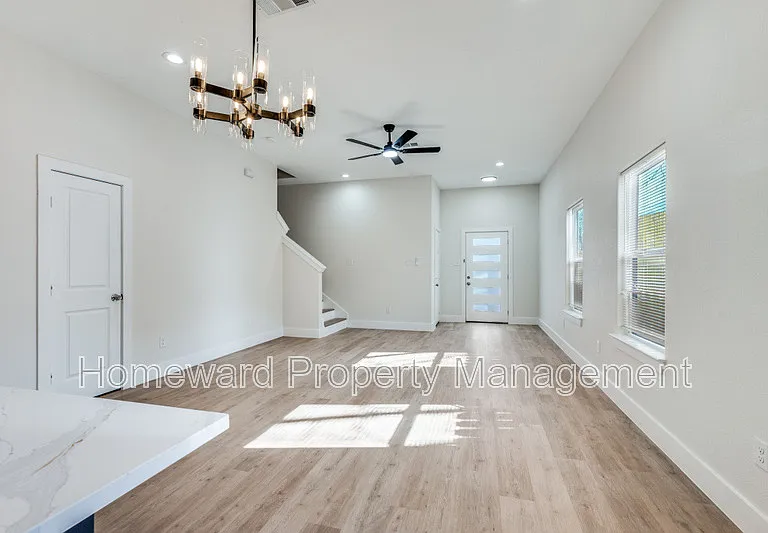 835 Stamps Ave — Photo 2