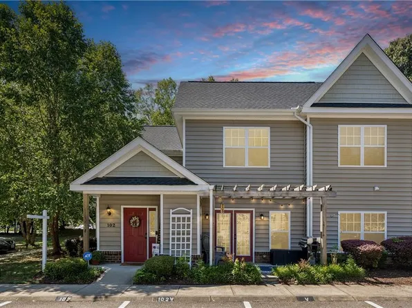 102 Lakeview Cv, Smithfield, VA 23430
