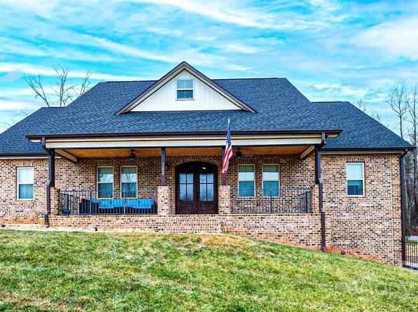 1208 Winter Pl SW, Lenoir, NC 28645