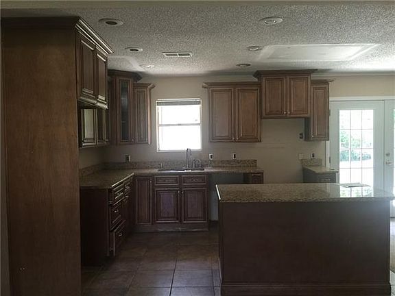 3rd image of 324 Meadowcreek Ln