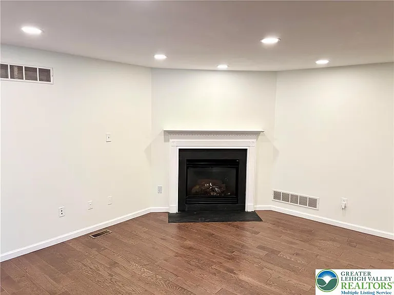 1319 Mohr Cir — Photo 5