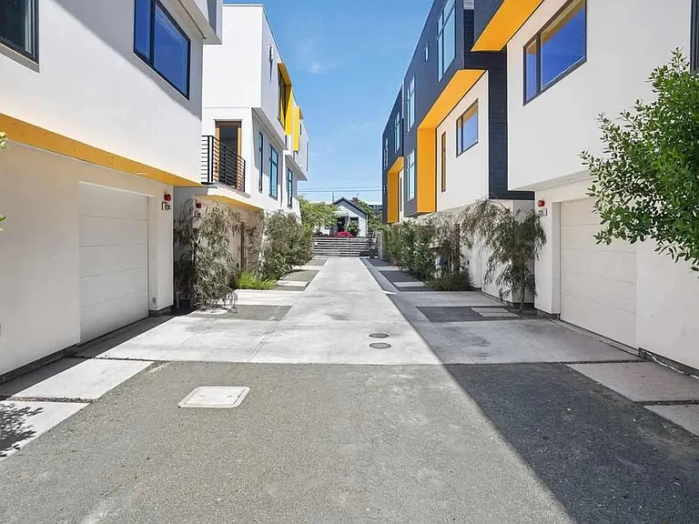 3235 Louise St — Photo 4