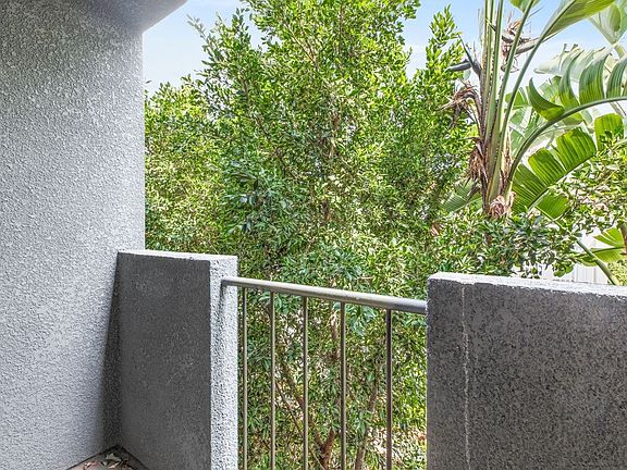 4th image of 810 Crenshaw Blvd APT 11