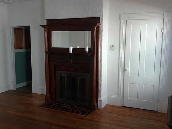 Large living room-NON working fireplace
