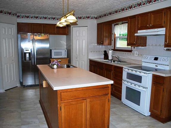 3rd image of 137 Peppertree Dr