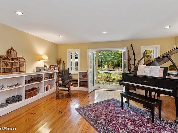 3rd image of 10989 Basswood Dr