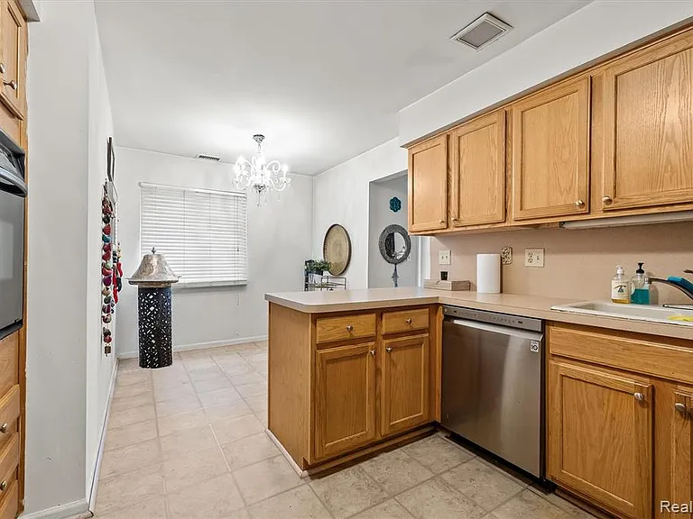 42160 Woodward Ave #18 — Photo 6