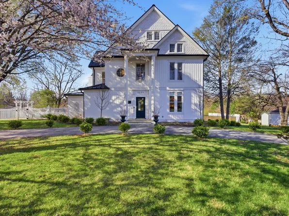 1221 Oakwood St, Bedford, VA 24523