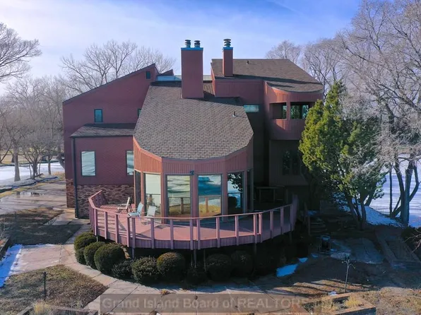 225 Lakeside Dr, Grand Island, NE 68801