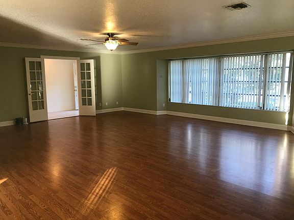 Front room 29' x 19'. 