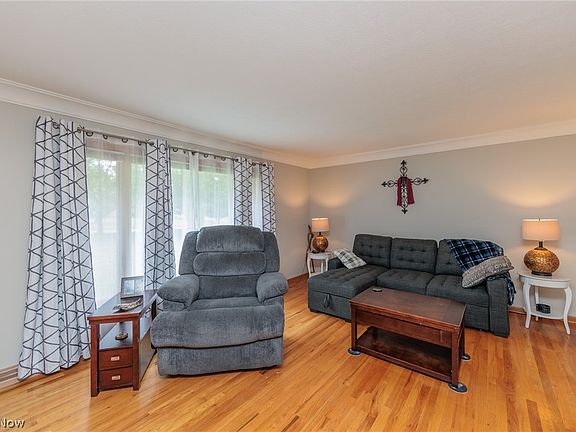3rd image of 10976 Shaker Dr