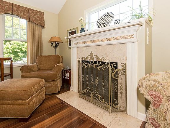3rd image of 25 Paddlewheel Ct