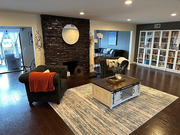 Entry/Fireplace/Great Room
