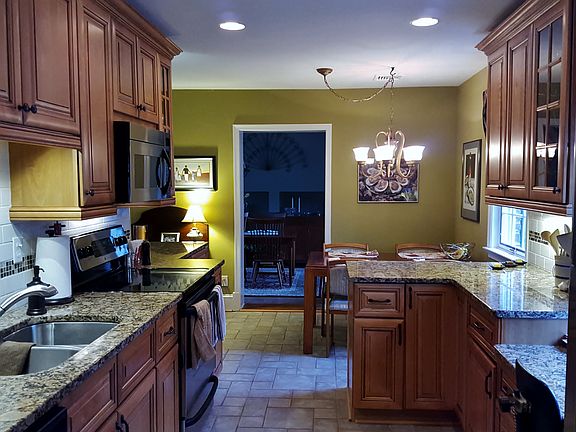Kitchen with granite and ss